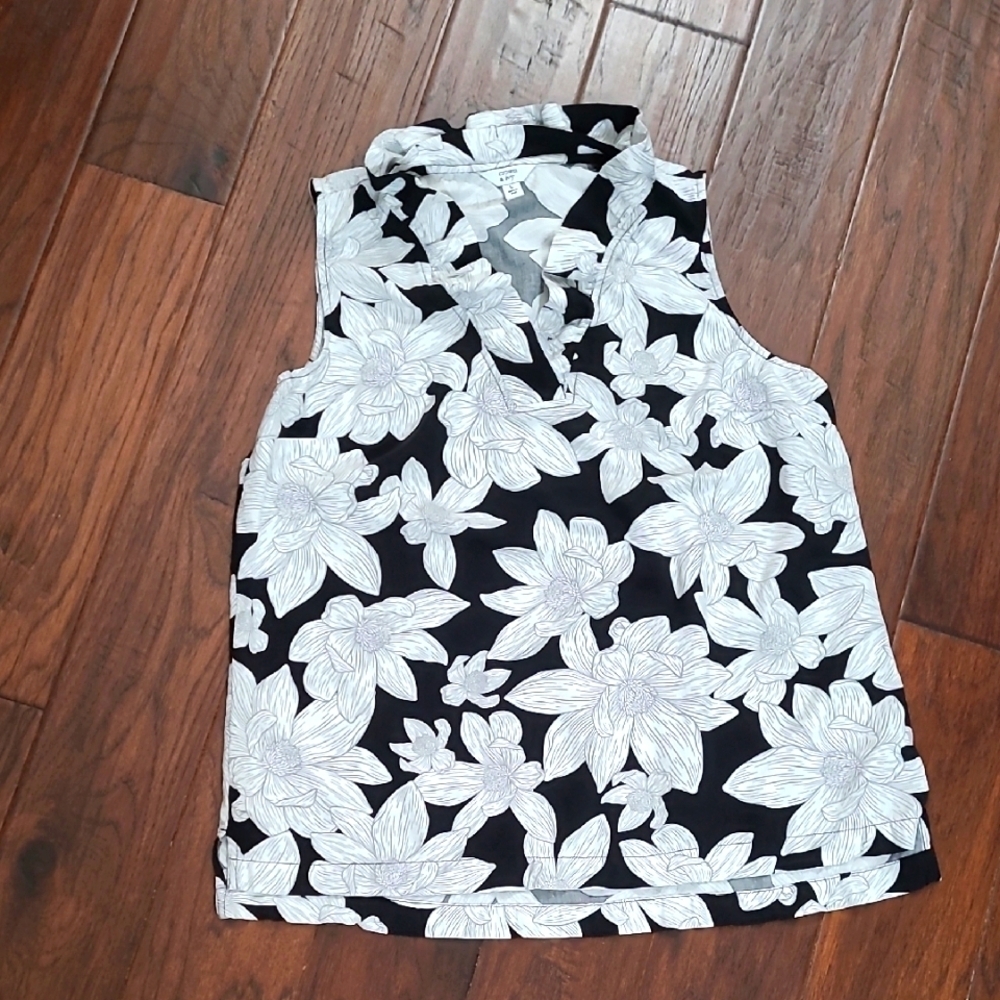 Crown & Ivy Black & White Floral Sleeveless Blouse with Ruffle Collar size Large